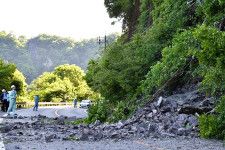 道路脇の斜面が崩落した国道２６１号＝１３日午後３時４７分、江津市桜江町谷住郷
