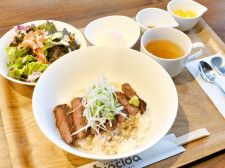 奥出雲和牛が安価で食べられる「ステーキ丼ランチ」＝広島市中区、プロチダ