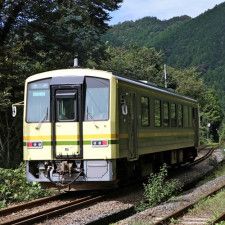 島根県奥出雲町内を走るＪＲ木次線の普通列車