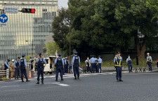 首相官邸に突っ込んだとみられる車を調べる警察官ら＝19日早朝（大渡美咲撮影）