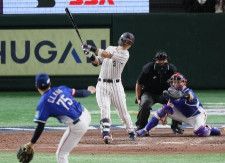 【野球プレミア12 日本（侍ジャパン）対台湾】五回、2点適時三塁打を放つ侍ジャパン・清宮幸太郎。投手・郭俊麟　＝東京ドーム（撮影・佐藤徳昭）