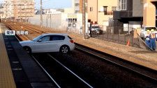 76歳男性がアクセルとブレーキの踏み間違えか　JR焼津駅で車が線路をふさぐ　フェンスを突き破って侵入　静岡駅〜掛川駅の上下で一時運転見合わせ