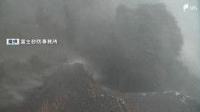 しぶきをあげながら流れ下る土砂…富士山で「スラッシュ雪崩」春先の強い雨引き金に【詳報】