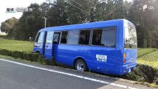 「時刻表を見ていた」７０代運転手がわき見運転か 市の自主運行バスが茶畑に突っ込み児童2人けが＝静岡県