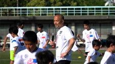「自分が努力したと思ってもそれ以上の努力をしないと」元サッカー日本代表・小野伸二さんがサッカースクール＝静岡・三島市