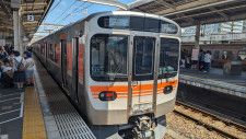 JR東海「315系」静岡地区でついにデビュー　一番列車は静岡駅から東海道線を東へ　単独運用で熱海駅へ向けて出発