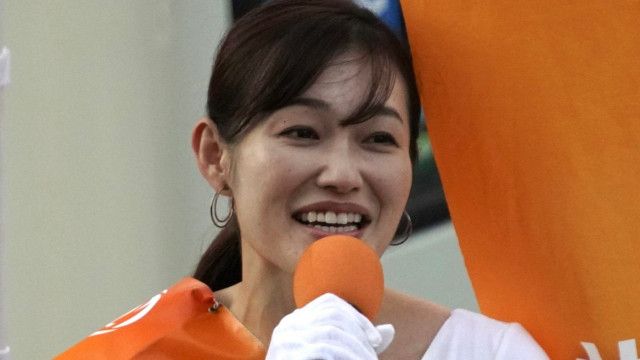 「どういうノリであんな過激なことを…」普段は静かな“みんなのお母さん・さや”こと塩入清香の素顔、音楽家夫との“結婚”報道と党の鉄壁ガード