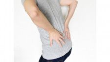 なかなか改善しない腰痛、ギックリ腰の原因は「仙骨座り」だった!? 改善するための自分でできる仙骨ストレッチとは？