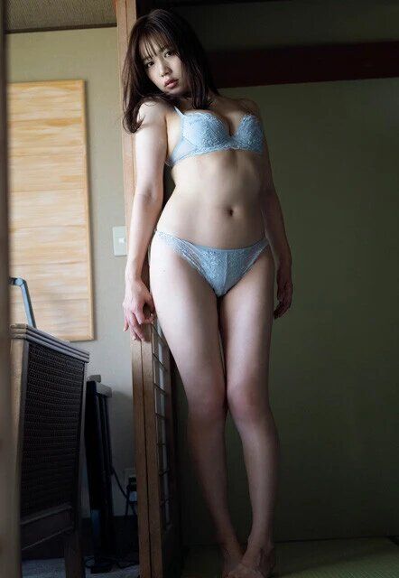 B96 W68 H100の見事なボディと愛嬌あふれる"ポンコツ"キャラで人気の宮川みやび「ライブ配信の真っ最中にチ○ビを出しちゃいました」......!?
