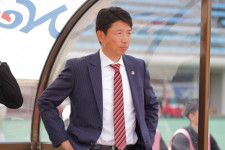 J３福島で指揮を執る服部監督。今季はここまで下位に低迷も、ポゼッション主体のスタイルを継続し巻き返しを期す。（C）Fukushima United FC