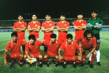 1990年アジア大会の日本代表。カズ（後列右から２人目）＆ラモス（前列右端）だけでなく懐かしい顔がずらり！写真：山田真市/アフロ