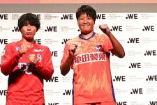 初のシーズン二桁得点を目ざす道上（右）。古巣の先輩である髙瀨（左）らへの思いも明かした。写真：梅月智史（サッカーダイジェスト写真部）