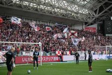 多くのファン・サポーターが駆け付けている神戸のゴール裏。写真：金子拓弥（サッカーダイジェスト写真部）