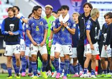 バーレーンを下した後、リラックスした表情を見せる三笘（７番）ら日本の選手たち。写真：梅月智史（サッカーダイジェスト写真部／現地特派）