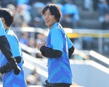 横浜FCでコーチを務める俊輔。今年はS級ライセンス取得も目ざしており、「そのぶん、いる時にしっかりやらなきゃ」と語る。写真：梅月智史（サッカーダイジェスト写真部）