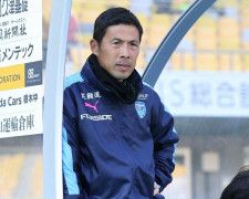 横浜FCを率いる四方田監督。「前線の選手は上り調子」と語る。写真：永島裕基