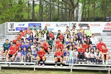 練習後、現地の子どもたちと記念撮影を行なったなでしこジャパン。写真：金子拓弥（サッカーダイジェスト写真部）