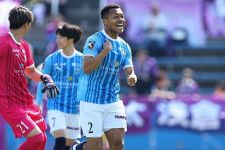 「欲しい時に取るのは価値がある」横浜FCンドカが今季初ゴールで勝利に貢献。FKでアシストした福森に駆け寄る「また俺に蹴ってもらえるように」