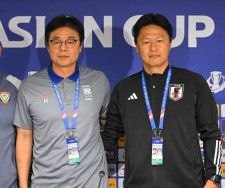 第３戦で相まみえる韓国のファン・ソンホン監督（左）と日本の大岩監督（右）。写真：金子拓弥（サッカーダイジェスト写真部）