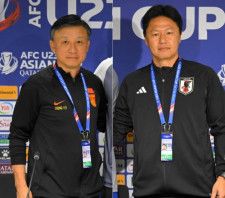 U-23中国代表のチェン・ヤオドン監督（左）と大岩監督（右）。写真：金子拓弥（サッカーダイジェスト写真部）