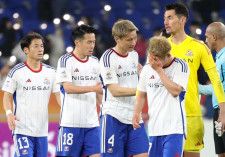０−１で第１戦を落とし、悔しがるポープ（右奥）ら横浜の選手たち。(C)Getty Images