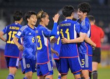 木村（５番）が先制点を奪い、喜ぶ日本の選手たち。写真：金子拓弥（サッカーダイジェスト写真部）