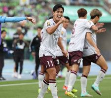 湘南戦の90＋３分に劇的な決勝ゴールを挙げた武藤。写真：滝川敏之