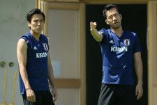 日本代表の新旧キャプテンである長谷部（左）と吉田（右）。写真：滝川敏之