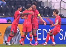 ゴールを奪い、喜びを分かち合う韓国の選手たち。写真：金子拓弥（サッカーダイジェスト写真部／現地特派）