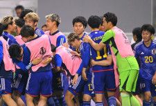 細谷が先制点を挙げ、喜ぶ日本の選手たち。写真：金子拓弥（サッカーダイジェスト写真部）