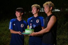 藤尾（中央）の誕生日を鈴木（左）と関根（右）が祝った。写真：金子拓弥（サッカーダイジェスト写真部）