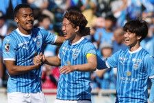 横浜FCは岩武（中央）とカプリーニの得点で水戸に２−０で勝利。写真：永島裕基