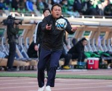 清水の秋葉監督は、今季最多の観客動員を記録した栃木戦の試合後、サポーターへの感謝を口にした。写真：鈴木颯太朗