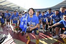 殊勲の決勝点を挙げた町田。優勝トロフィーを手に歓喜の瞬間を迎える。(C)Getty Images