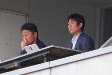 カシマスタジアムへ視察に訪れた日本代表の森保監督（右）とU-23日本代表の大岩監督（左）。写真：田中研治（サッカーダイジェスト写真部）