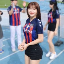 「刺激が強すぎる」韓国Kリーグで活躍する台湾人気チア、胸元ざっくりの赤タンクトップ姿にドキッ！「マジで可愛いな」「ナイスです」など反響