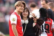 ホーム最終戦、夫人とともに笑顔をみせる上田。シーズン終盤に尻上がりで調子を上げた。(C)Getty Images