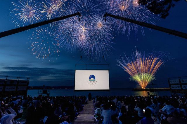 淡路島の海の上に巨大なスクリーンを浮かべる『うみぞら映画祭』今年も開催決定、サウナフェスやランタンイベントも同時開催