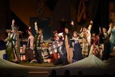 不朽のオペラ『ラ・ボエーム』を妙計奇策にリビルディングしたオペラショウが上演中　ポップにショーアップした舞台写真が公開