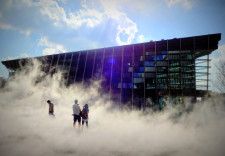 グランフロント大阪・うめきた広場に設置されているアート作品『霧の彫刻・SEA FOG』5年ぶりに演出再開