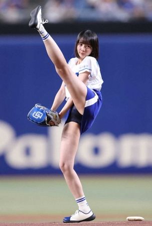 岡田紗佳　美脚高々の人生初始球式「凄い楽しかった」　豪快フォームで球場沸かせ「やったーって思った」