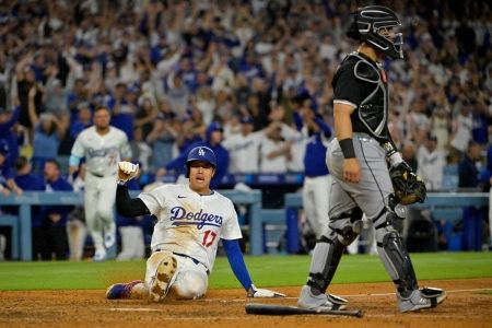 ドジャース逆転サヨナラ勝ち！大谷38試合ぶり盗塁→勝利の生還　カーショー3000奪三振に花添える