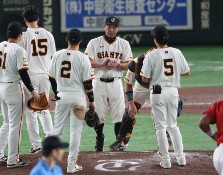 巨人・阿部監督　9回の大勢乱調「まあもうね、しょうがないね」マルティネスがベンチ入りも「大事取って」