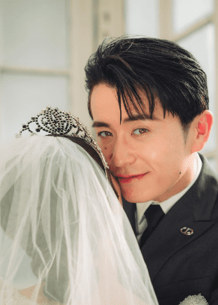 結婚発表の藤森慎吾、まるで“バチェラー”のような前撮りを公開　奥さんと頬を寄せ合う姿も