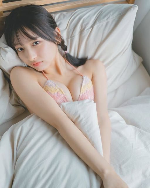 可愛すぎるJKアイドル・一ノ瀬瑠菜、ヤングガンガン に初登場！ジッと見つめる視線にやられるファン続出⁉ = スポーツ - 写真 - goo ニュース