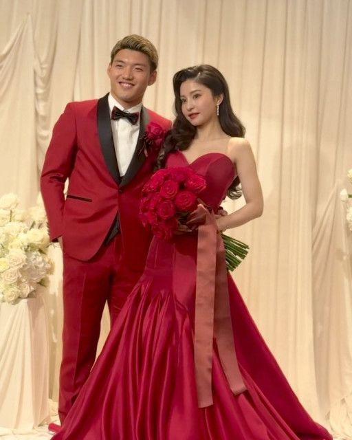 「綺麗すぎて息止まる」堂安律との結婚式ショットに絶賛殺到　真紅ドレスの花嫁姿が神レベル