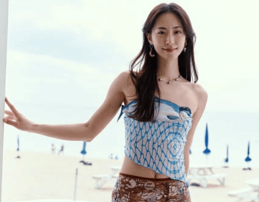 「人魚ですね！」人気モデル、陸上がりの”ヘソ出し・マーメイドBODY”を披露！ファン惚れ惚れ「スタイル 神、顔 天使」