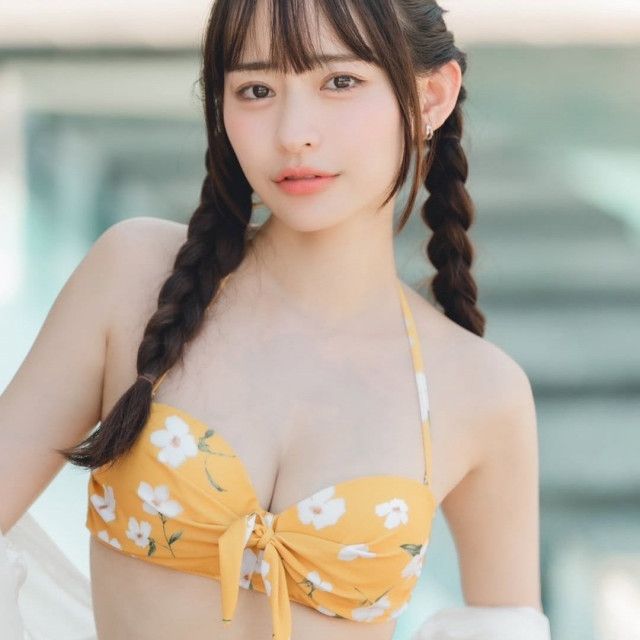 “無敵のグラドル”が三つ編み姿で萌えかわビキニショットを公開「かわいい〜まじ、かわいい」とファン悶絶