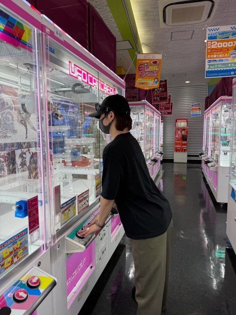国宝級イケメンアイドル、家族旅行での姿勢よすぎショットに「おしり可愛い」「尊すぎる」