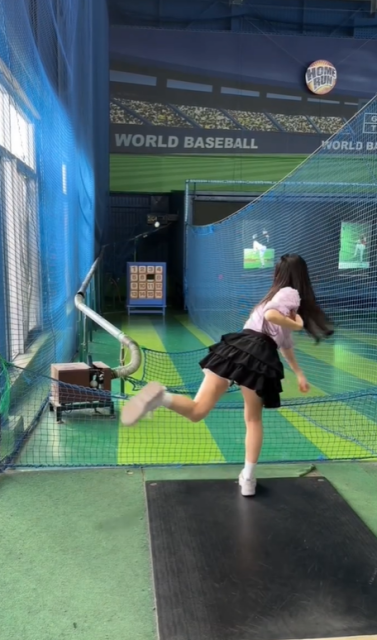 ミニスカひらり！ストラックアウト挑戦の野球好きアイドル、絶妙コントロールのナイスピッチングムービーが話題に！